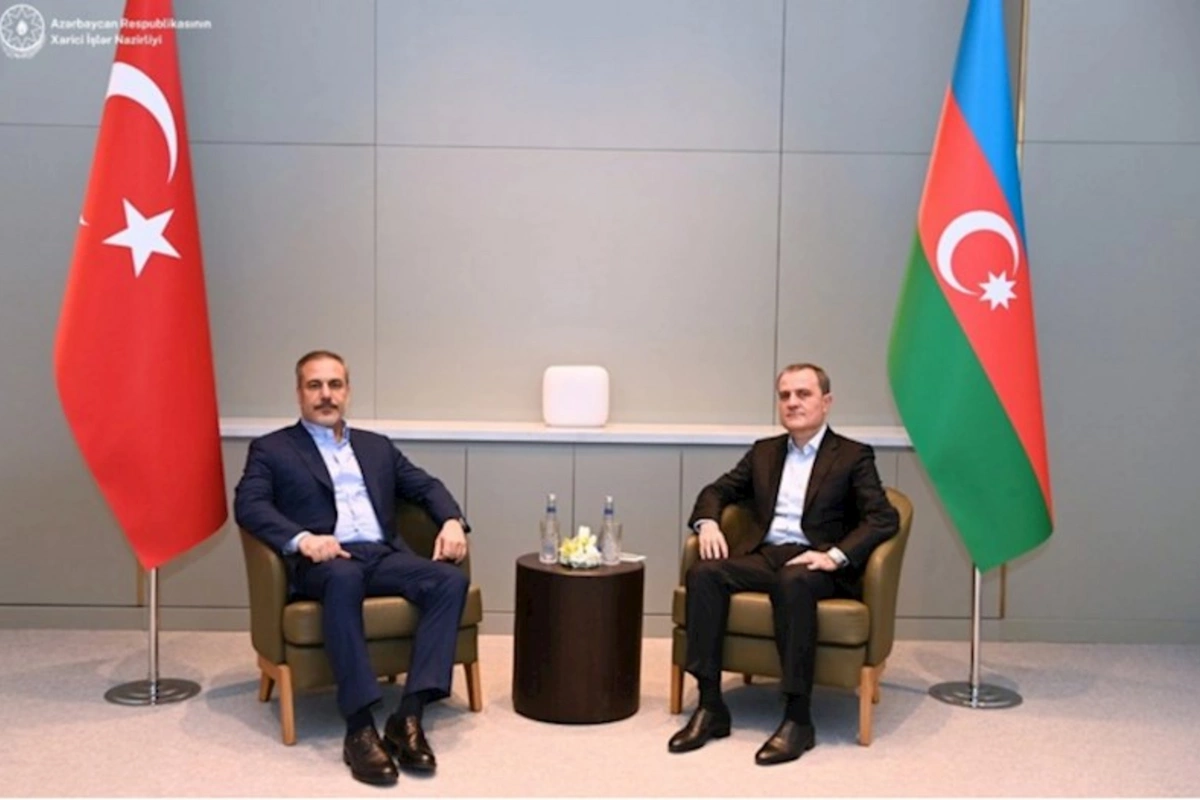 Ceyhun Bayramov türkiyəli həmkarı ilə regional məsələləri müzakirə etdi