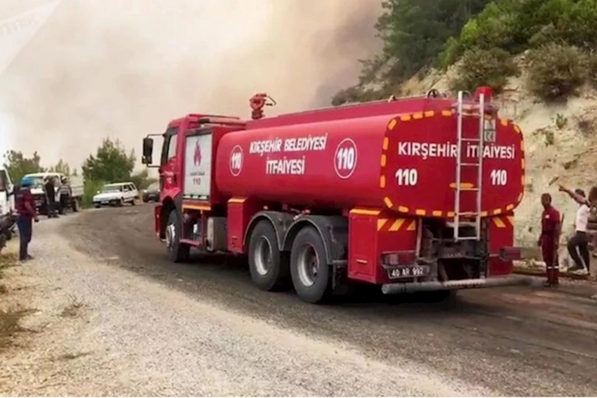İzmirdə meşə yanğını: Dörd təyyarə və beş helikopter cəlb olundu (VİDEO)
