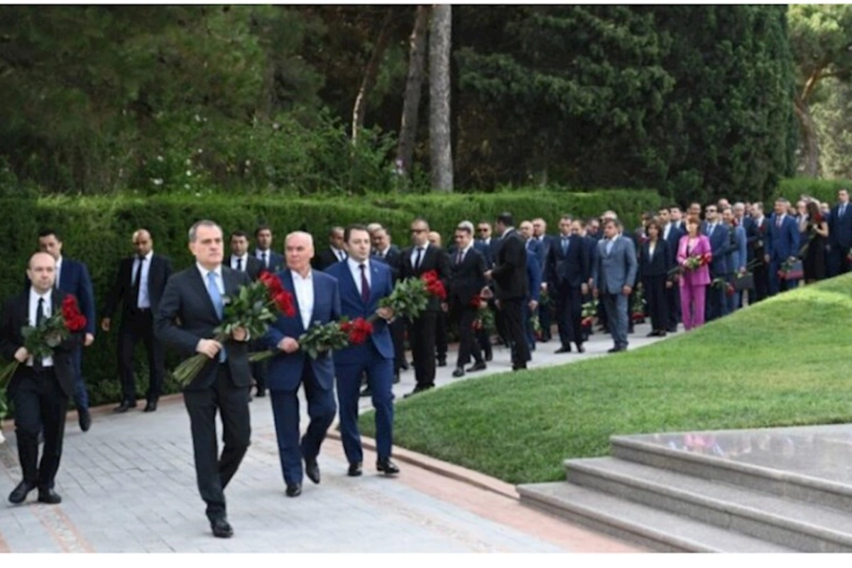 XİN kollektivi Fəxri və Şəhidlər xiyabanlarını ziyarət etdi