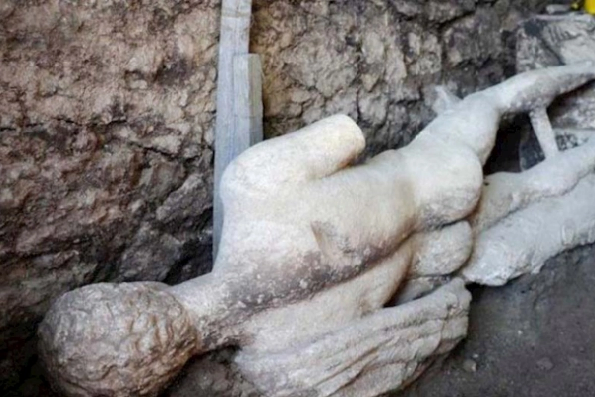 Kanalizasiyadan Yunan tanrısının heykəli çıxdı