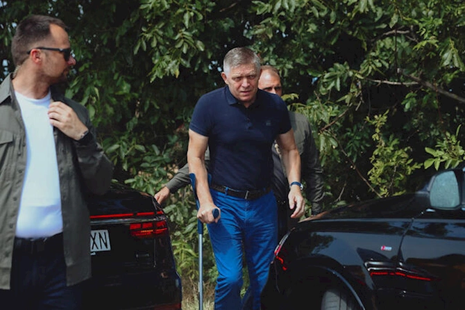 Slovakiyanın Baş naziri aylar sonra qoltuq dəyənəyi ilə görüntüləndi — FOTO Slovakiyanın Baş naziri aylar sonra qoltuq dəyənəyi ilə görüntüləndi — FOTO