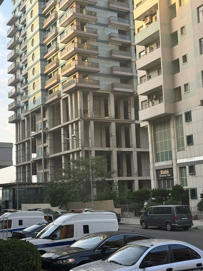 Paytaxtın mərkəzində 16 ildir tikintisi bitməyən binanın sahibi DANIŞDI: “Park yerimizə girib…” — FOTOLAR