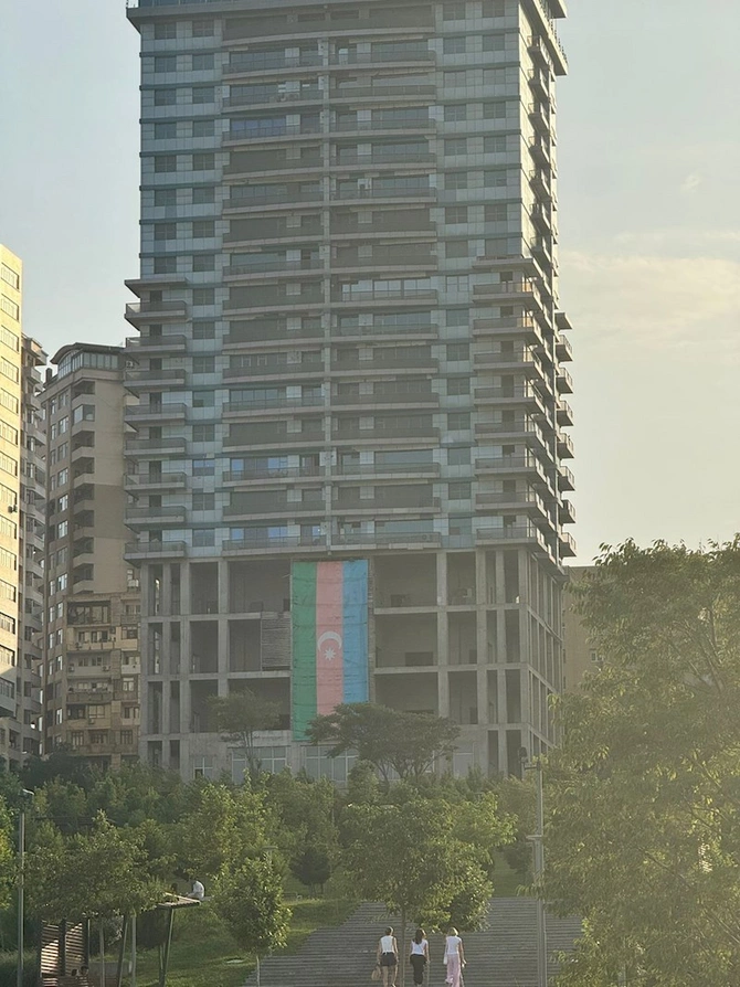 Paytaxtın mərkəzində 16 ildir tikintisi bitməyən binanın sahibi DANIŞDI: “Park yerimizə girib…” — FOTOLAR