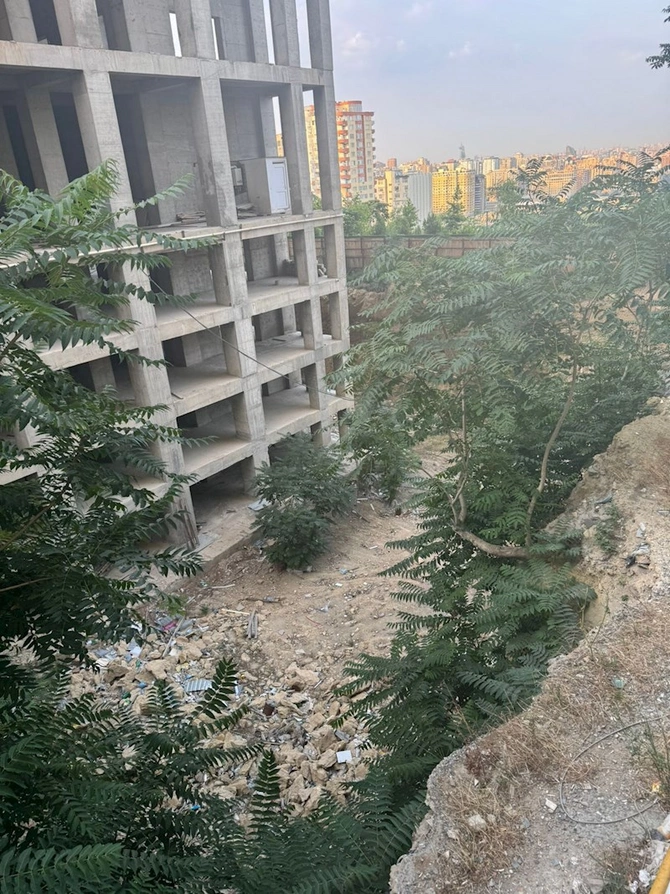 Paytaxtın mərkəzində 16 ildir tikintisi bitməyən binanın sahibi DANIŞDI: “Park yerimizə girib…” — FOTOLAR