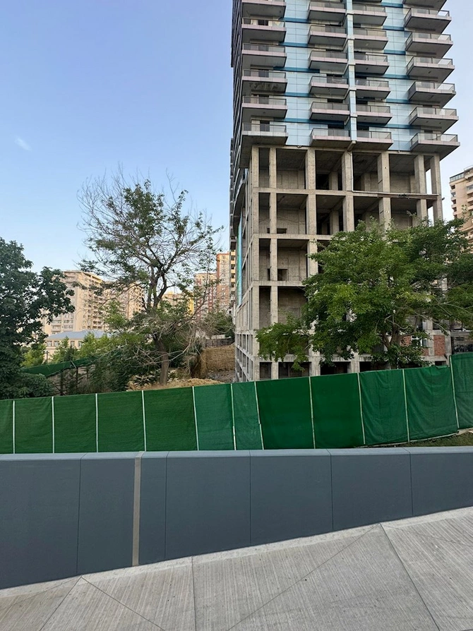 Paytaxtın mərkəzində 16 ildir tikintisi bitməyən binanın sahibi DANIŞDI: “Park yerimizə girib…” — FOTOLAR
