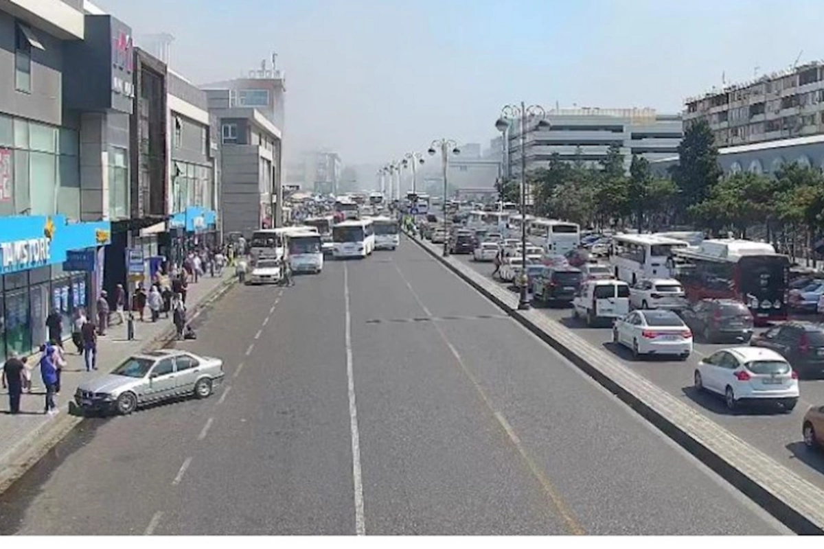 Bakının məşhur bazarının yaxınlığındakı yanğın söndürülüb — YENİLƏNDİ (FOTOLAR)