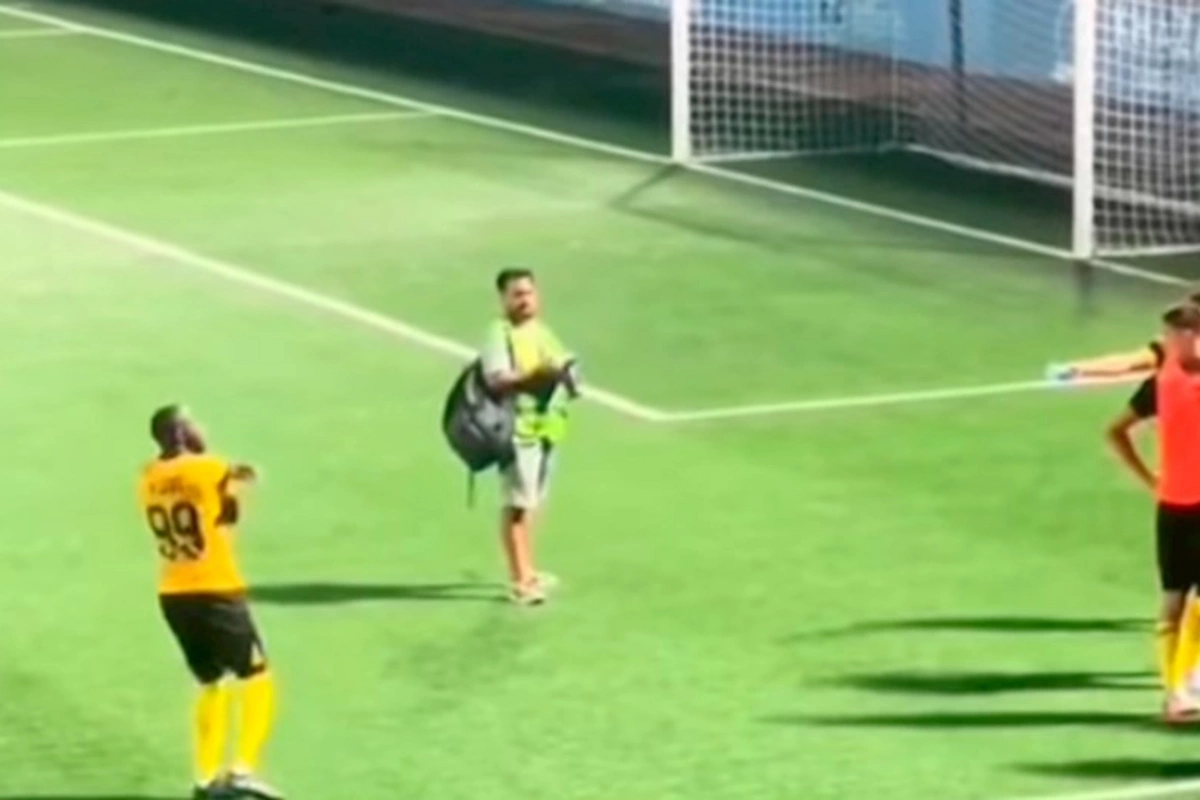 “Neftçi”nin futbolçusu azarkeşlərinə butulka atdı — VİDEO