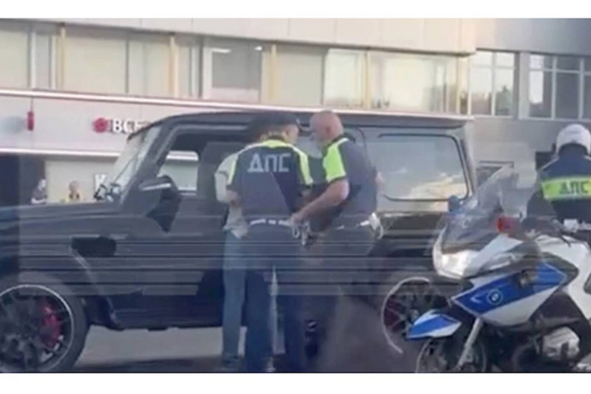 “Gelendvagen”in sürücüsü polisə şillə vurdu