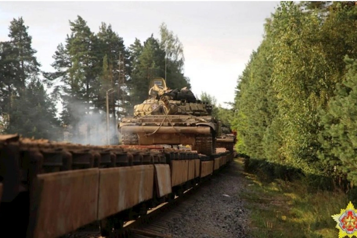 Belarus tanklarını Ukrayna ilə sərhədə aparır