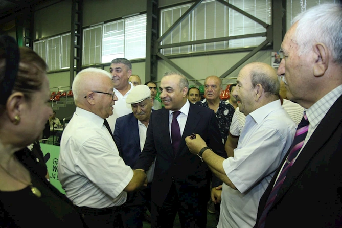 Azay Quliyevin izdihamlı görüşü — “O, yalnız vəd vermir, sözünə əməl edir” (FOTOLAR) Azay Quliyevin izdihamlı görüşü — “O, yalnız vəd vermir, sözünə əməl edir” (FOTOLAR)