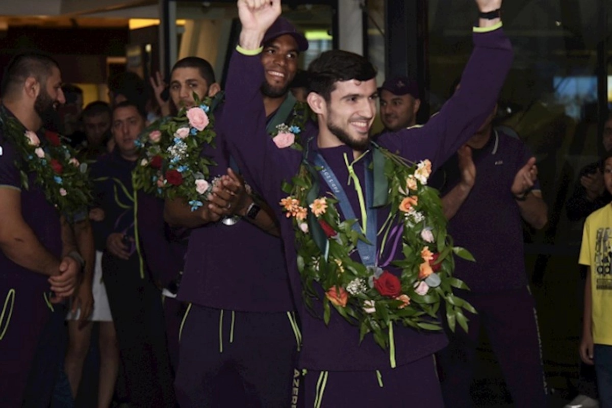 MOK Olimpiya medalçılarını mükafatlandırdı