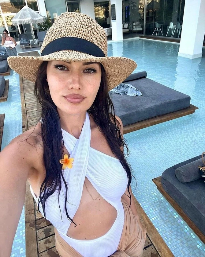Məşhur aktrisa Fahriye Evcen tətil fotoları ilə GÜNDƏMDƏ Məşhur aktrisa Fahriye Evcen tətil fotoları ilə GÜNDƏMDƏ