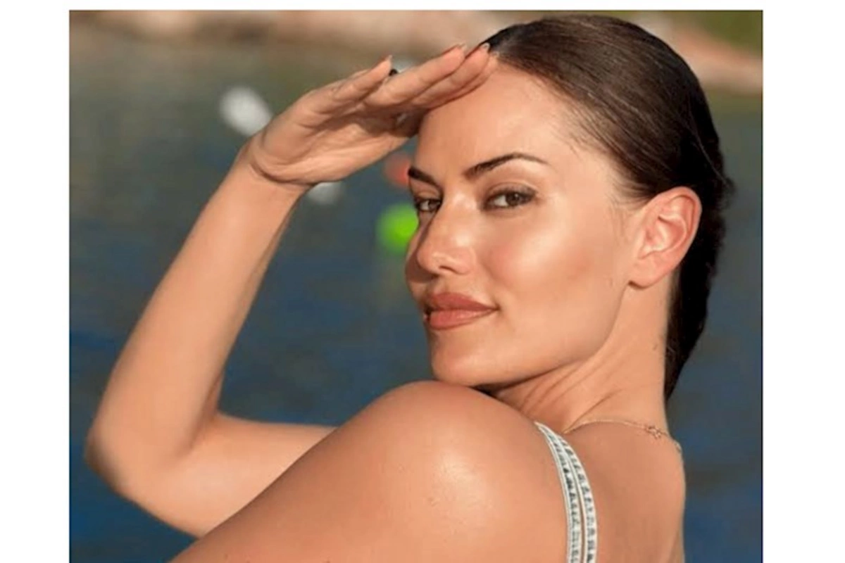 Məşhur aktrisa Fahriye Evcen tətil fotoları ilə GÜNDƏMDƏ