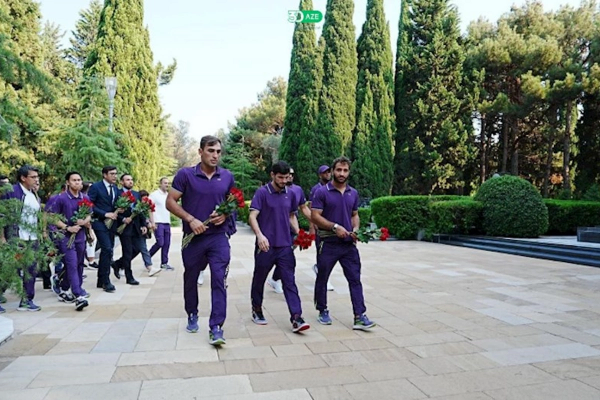 Olimpiya çempionları Heydər Əliyevin məzarını ziyarət etdilər — FOTOLAR