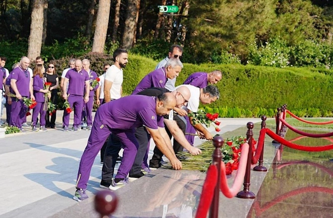 Olimpiya çempionları Heydər Əliyevin məzarını ziyarət etdilər — FOTOLAR