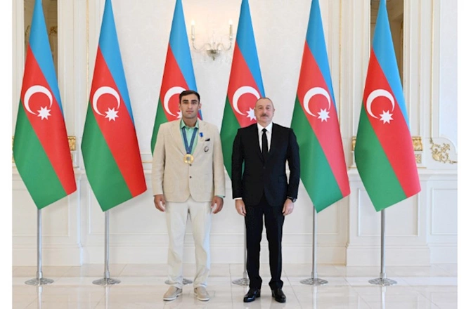 Hidayətlə Zelimdən Prezidentə hədiyyə — FOTOLAR
