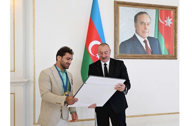 Hidayətlə Zelimdən Prezidentə hədiyyə — FOTOLAR