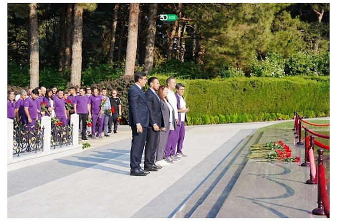 Olimpiya çempionları Heydər Əliyevin məzarını ziyarət etdilər — FOTOLAR