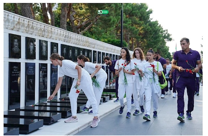Olimpiya çempionları Heydər Əliyevin məzarını ziyarət etdilər — FOTOLAR