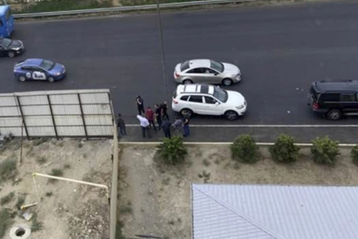 Jurnalistlər binasının qarşısında ağır qəza, süpürgəçi öldü