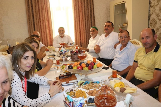 Deputatlığa namizəd Günay Ağamalı seçicilərlə görüşdü — FOTOLAR Deputatlığa namizəd Günay Ağamalı seçicilərlə görüşdü — FOTOLAR