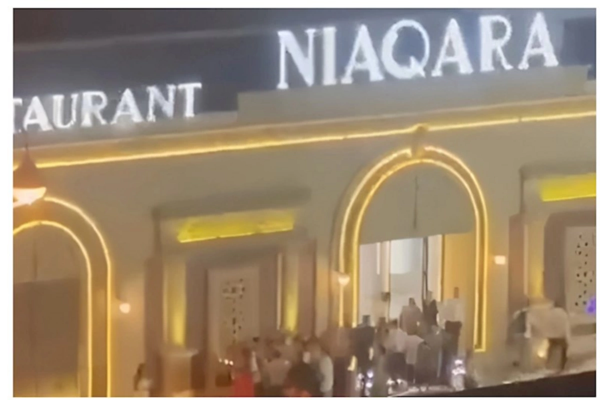 Bakıda məşhur restoranın qarşısında əlbəyaxa dava — VİDEO