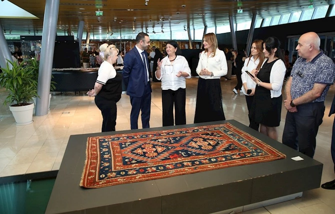 Milli Xalça Muzeyinə 199 yaşlı Şuşa xalçası hədiyyə olunub — FOTOLAR Milli Xalça Muzeyinə 199 yaşlı Şuşa xalçası hədiyyə olunub — FOTOLAR
