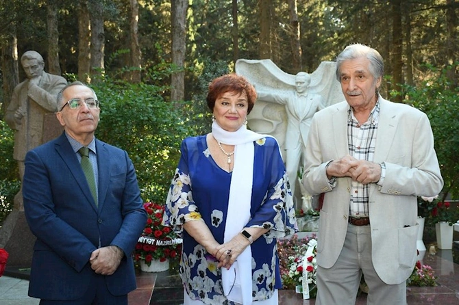 Unudulmaz müğənni Müslüm Maqomayevin doğum günündə məzarı ziyarət edilib — FOTOLAR