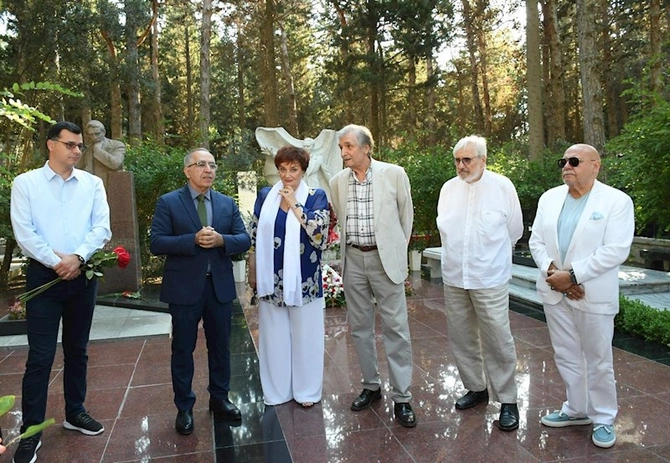 Unudulmaz müğənni Müslüm Maqomayevin doğum günündə məzarı ziyarət edilib — FOTOLAR