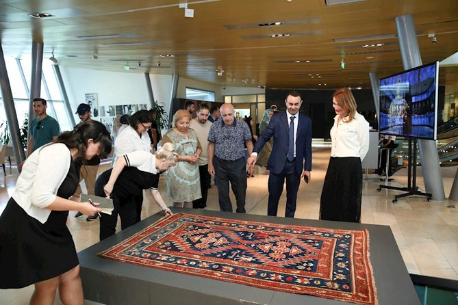 Milli Xalça Muzeyinə 199 yaşlı Şuşa xalçası hədiyyə olunub — FOTOLAR Milli Xalça Muzeyinə 199 yaşlı Şuşa xalçası hədiyyə olunub — FOTOLAR
