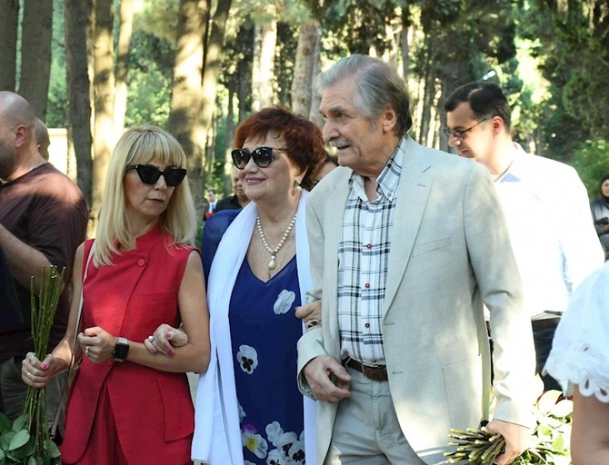 Unudulmaz müğənni Müslüm Maqomayevin doğum günündə məzarı ziyarət edilib — FOTOLAR