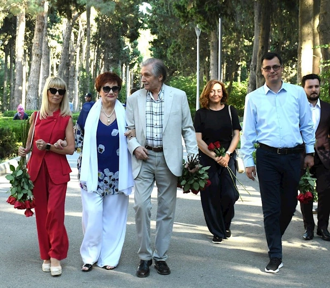 Unudulmaz müğənni Müslüm Maqomayevin doğum günündə məzarı ziyarət edilib — FOTOLAR