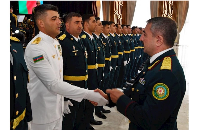 Elçin Quliyev yeni generallara rütbələrini təqdim etdi — VİDEO/FOTOLAR Elçin Quliyev yeni generallara rütbələrini təqdim etdi — VİDEO/FOTOLAR