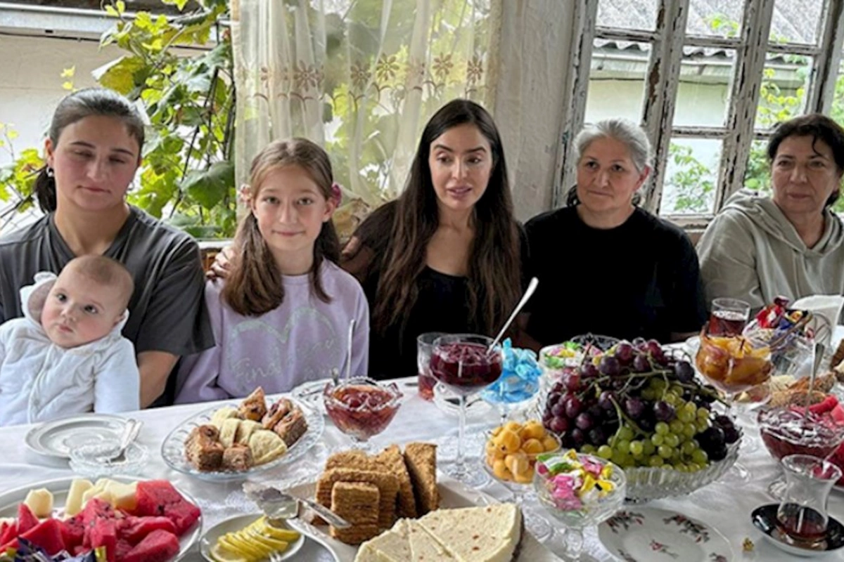 Leyla Əliyeva şəhid ailəsinin evində — FOTOLAR