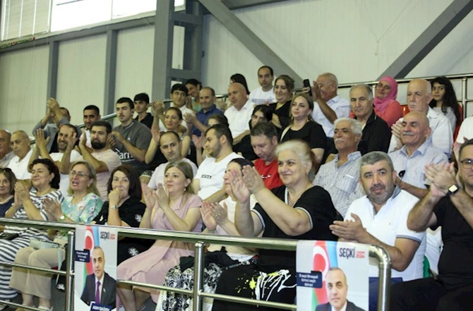 Azay Quliyevin görüşləri davam edir — “Seçicilər görülən işə qiymət verir” (FOTOLAR) Azay Quliyevin görüşləri davam edir — “Seçicilər görülən işə qiymət verir” (FOTOLAR)