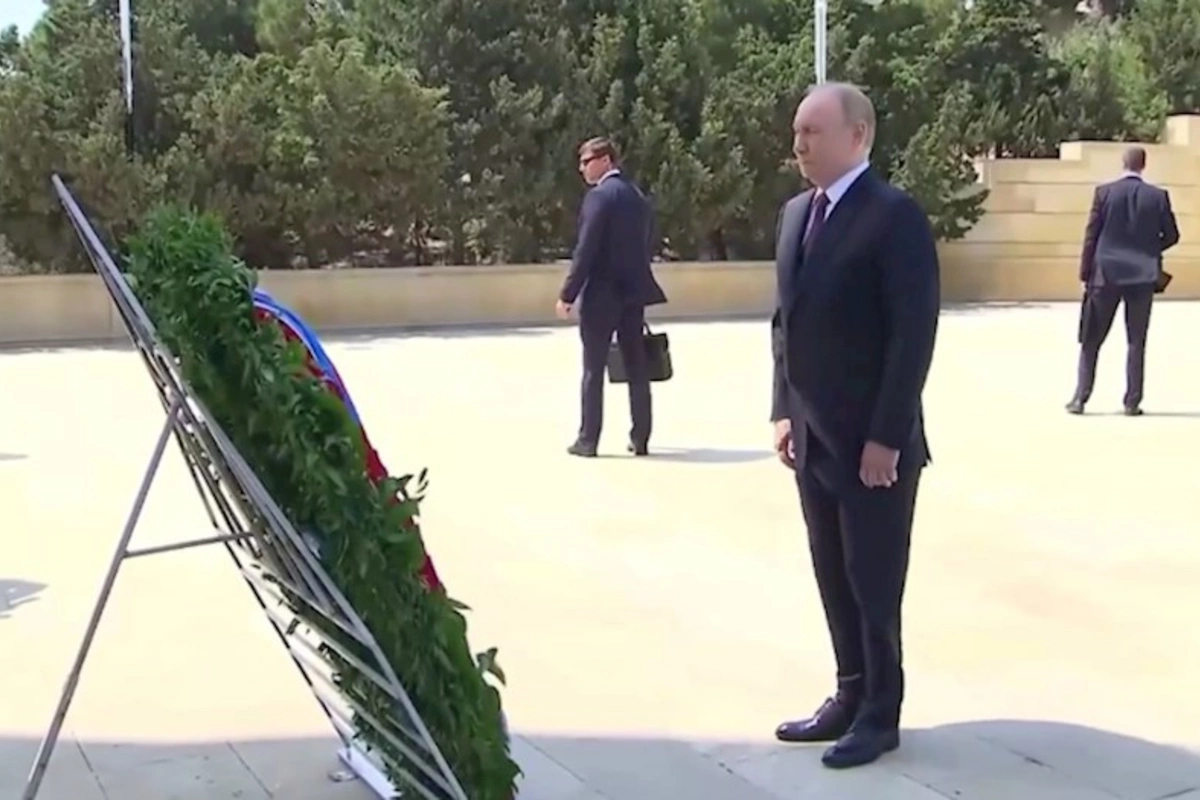 Putin Şəhidlər Xiyabanını ziyarət etdi