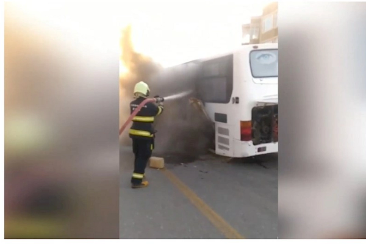 Bakıda sərnişin avtobusu yandı — VİDEO