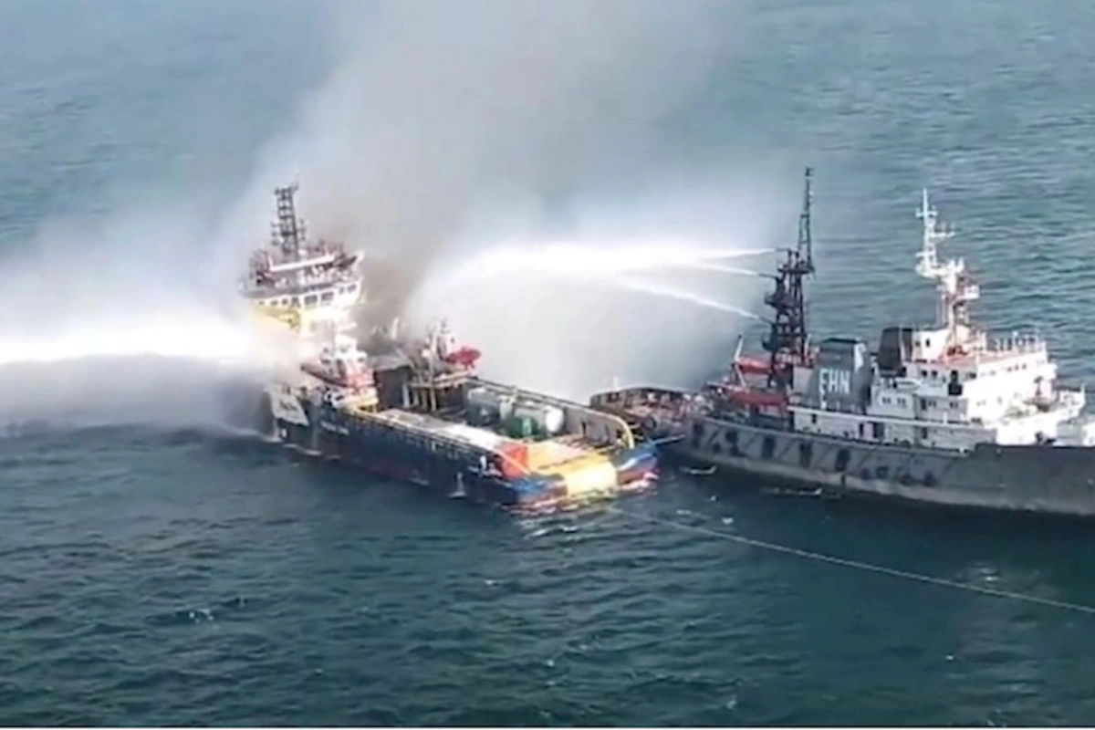 Bakı sularındakı gəmidə yanğın üç gündür davam edir