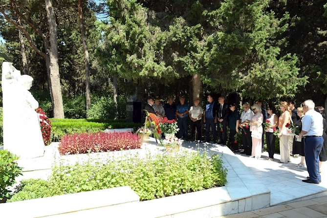 Fəxri xiyabanda maestro Niyazinin xatirəsi yad olunub — FOTOLAR