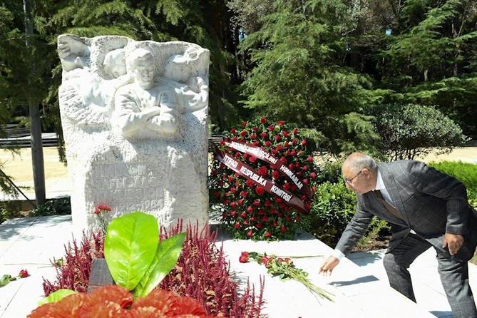 Fəxri xiyabanda maestro Niyazinin xatirəsi yad olunub — FOTOLAR