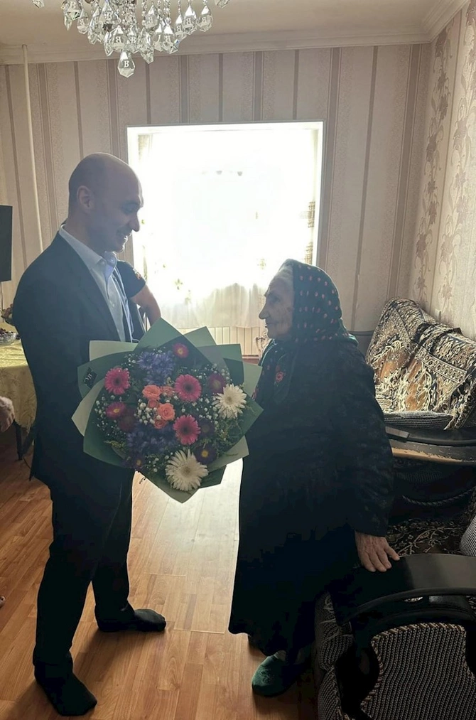 Qaya Məmmədov namizəd olduğu dairənin ən yaşlı sakini ilə görüşdü — FOTO Qaya Məmmədov namizəd olduğu dairənin ən yaşlı sakini ilə görüşdü — FOTO