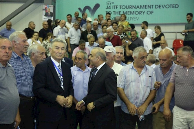 Azay Quliyev seçicilərə təşəkkür etdi: Bu, xalqımız üçün Zəfər seçkisidir (FOTOLAR) Azay Quliyev seçicilərə təşəkkür etdi: Bu, xalqımız üçün Zəfər seçkisidir (FOTOLAR)