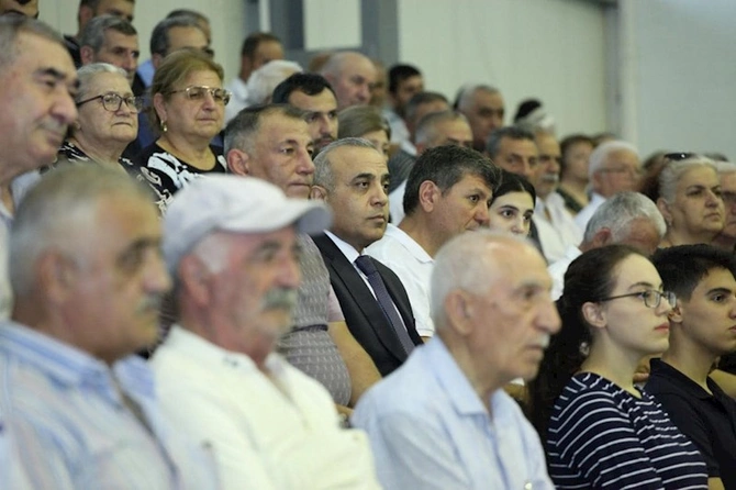Azay Quliyev seçicilərə təşəkkür etdi: Bu, xalqımız üçün Zəfər seçkisidir (FOTOLAR) Azay Quliyev seçicilərə təşəkkür etdi: Bu, xalqımız üçün Zəfər seçkisidir (FOTOLAR)