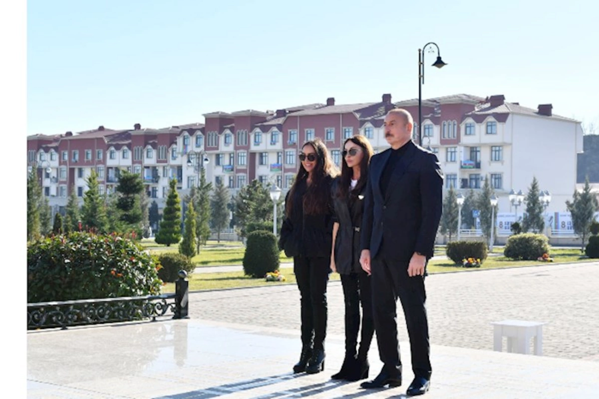 Prezident və ailəsi Daşkənddə Müstəqillik abidəsini ziyarət etdilər — YENİLƏNDİ