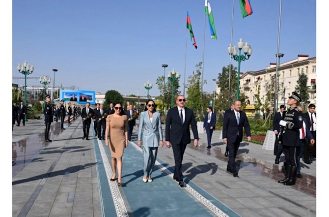 Prezident və xanımı Heydər Əliyevin barelyefi önünə gül dəstələri qoyub — FOTOLAR (YENİLƏNİB)