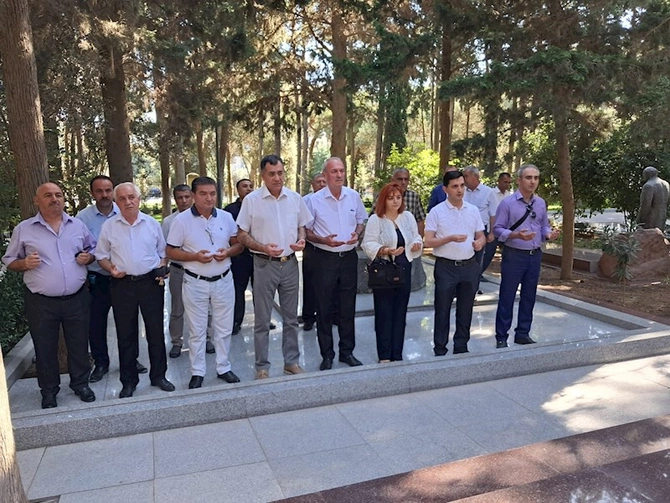 ƏHD Partiyasının rəhbərliyi Əbülfəz Elçibəyin məzarını ziyarət edib — FOTOLAR ƏHD Partiyasının rəhbərliyi Əbülfəz Elçibəyin məzarını ziyarət edib — FOTOLAR