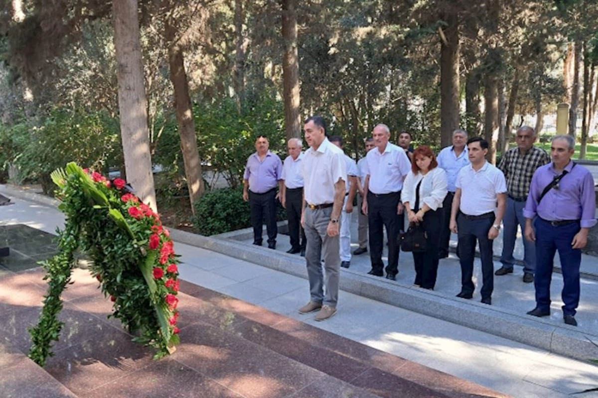 ƏHD Partiyasının rəhbərliyi Əbülfəz Elçibəyin məzarını ziyarət edib — FOTOLAR