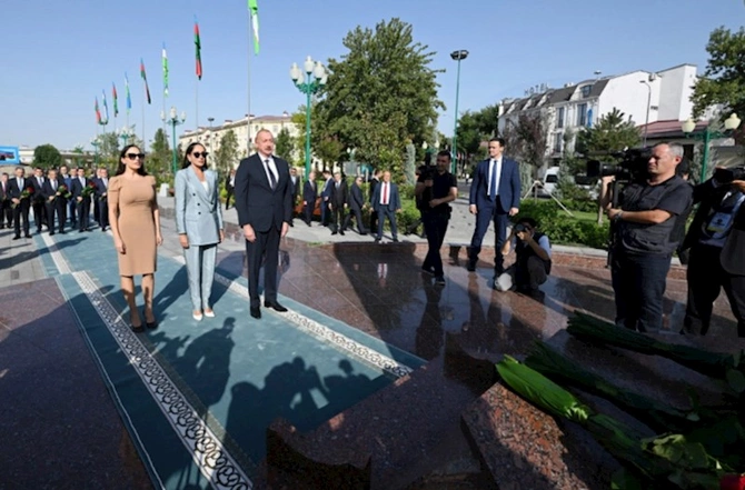 Prezident və xanımı Heydər Əliyevin barelyefi önünə gül dəstələri qoyub — FOTOLAR (YENİLƏNİB)