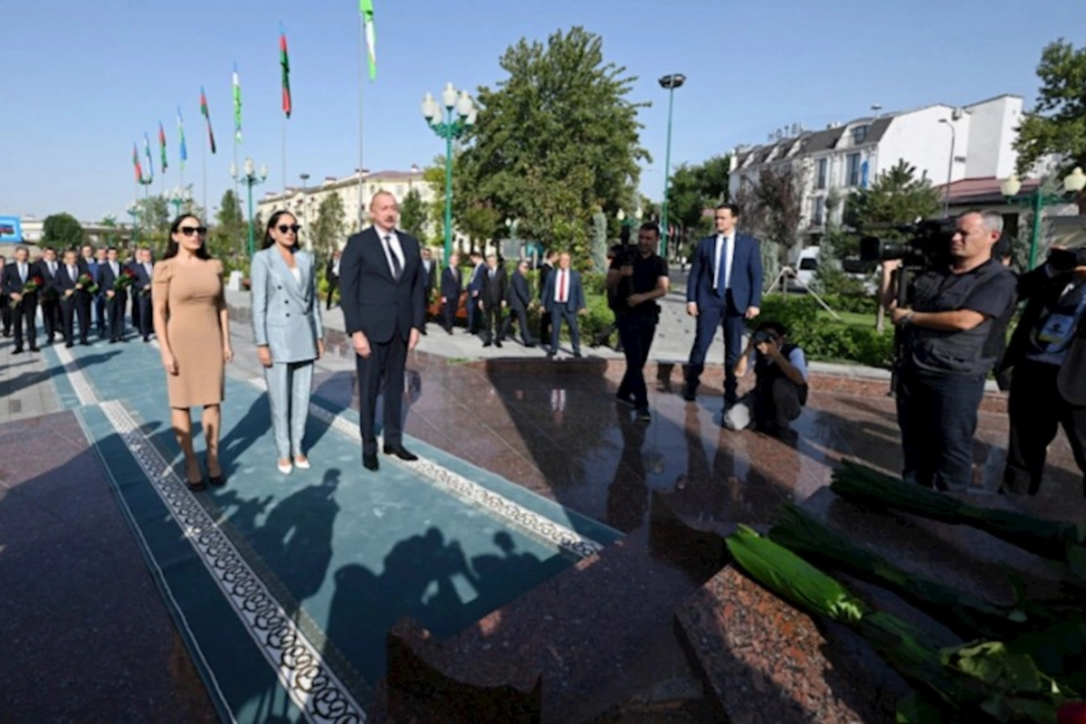 Prezident və xanımı Heydər Əliyevin barelyefi önünə gül dəstələri qoyub — FOTOLAR (YENİLƏNİB)
