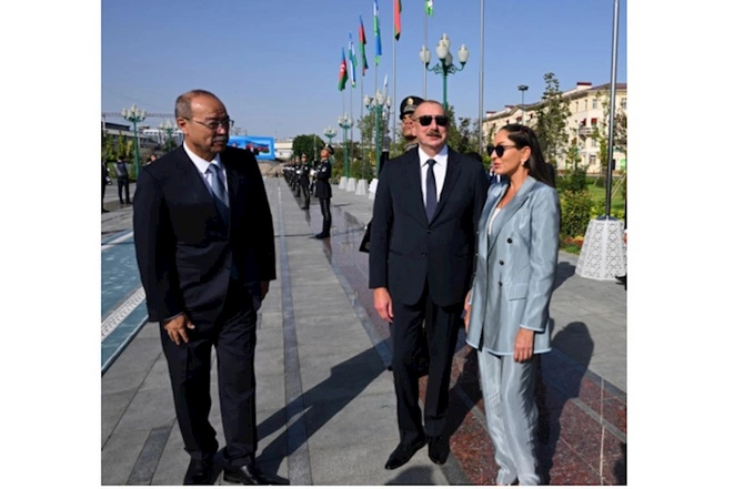 Prezident və xanımı Heydər Əliyevin barelyefi önünə gül dəstələri qoyub — FOTOLAR (YENİLƏNİB)
